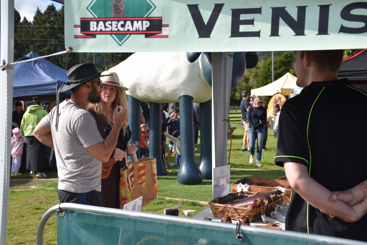 AD 1000x570 couple img